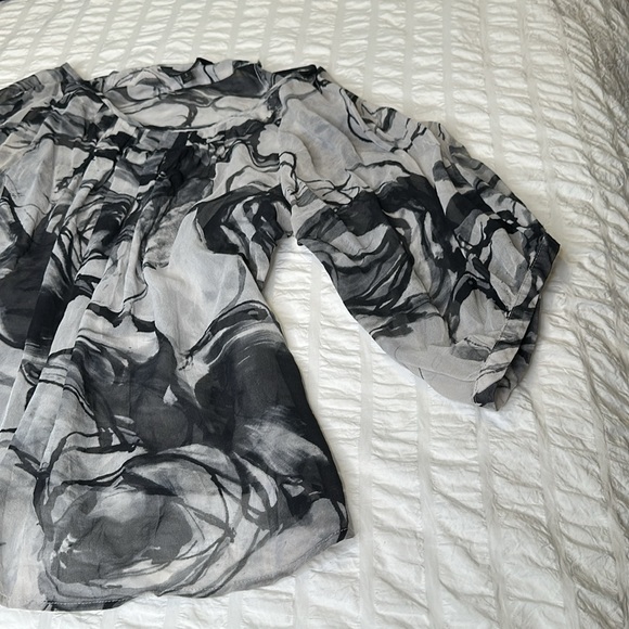 100 % Silk Vntg Black and white abstract Express brand blouse - Picture 4 of 5